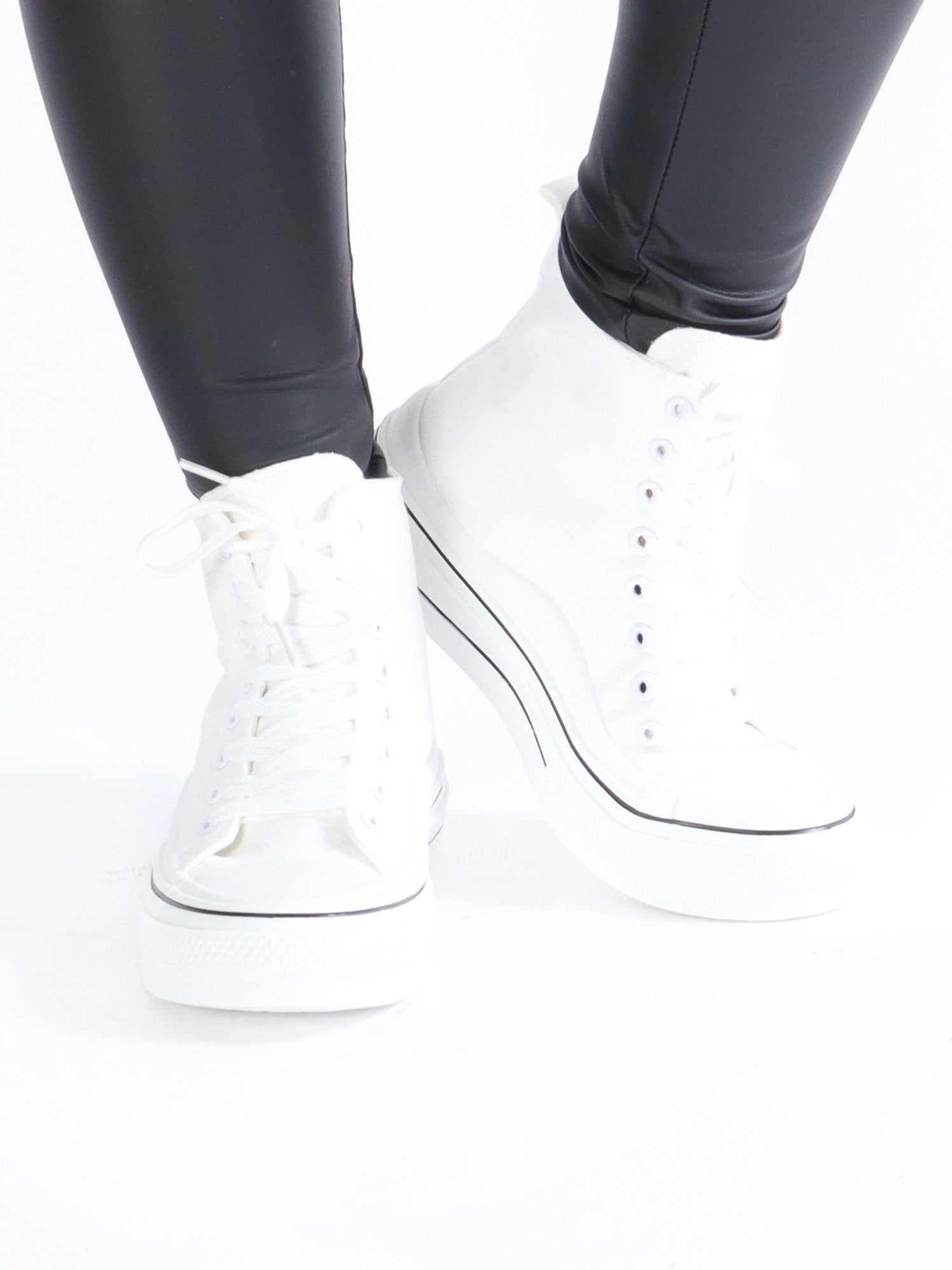 Serina - Sneakers med hvide såler